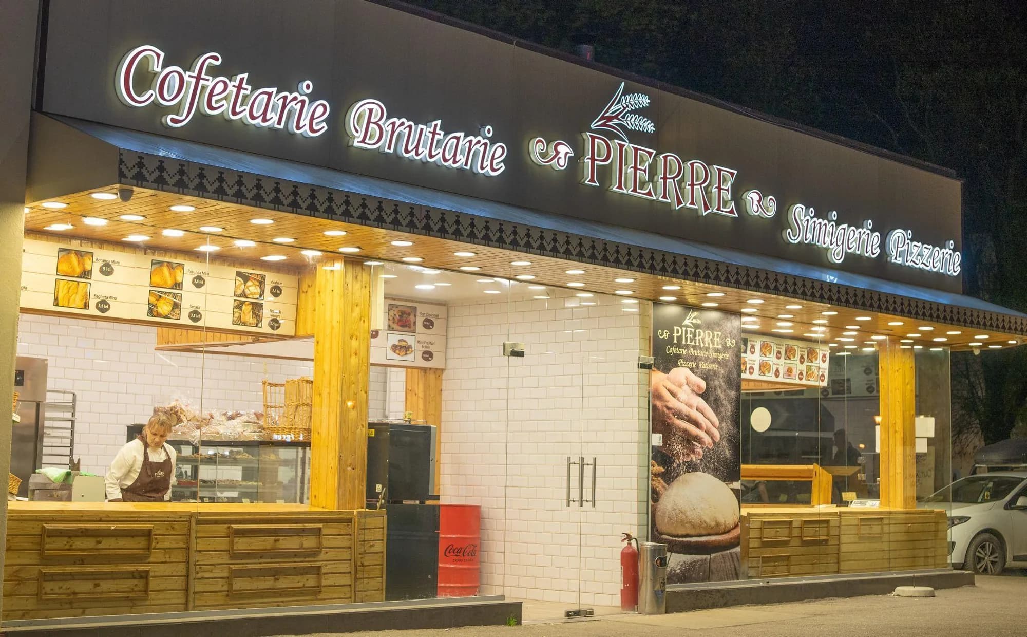 Vitrina luminată a Simigeriei Pierre, pe timp de noapte