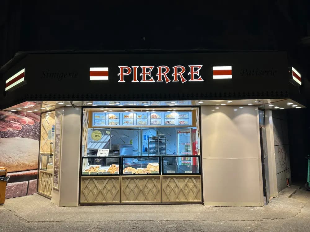 Vitrina Simigeriei Pierre, Uverturii